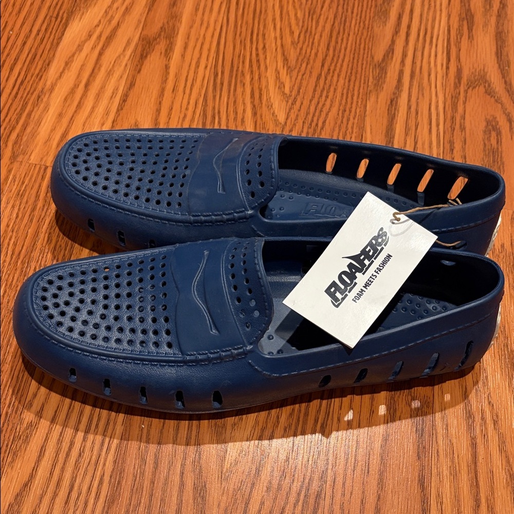Floafers NWT Men’s Navy Peony/bright white Slip-On’s